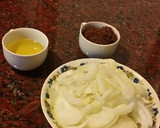 Foto del paso 2 de la receta: Cebollas caramelizadas con un toque de pimienta verde