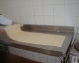 صورة لخطوة 5 من وصفة 🍞🥐عجائب تشكيل العجينة المورقه 🥐🍞