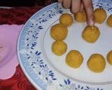 A picture of step 4 of Coconut mango balls.