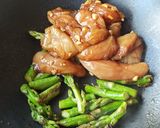 Une image de l'étape 2 de Wok poulet, asperges vertes et amandes grillées.