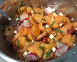 Une image de l'étape 12 de Melon farci aux tomates bicolores, feta, radis et menthe fraîche.