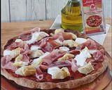 Foto del passaggio 3 della ricetta Pizza base rossa con carciofini, stracciatella e speck - SG