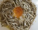 Foto del paso 3 de la receta: Gulas al ajillo c/ huevo frito al microondas