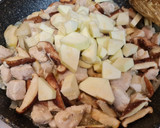 Foto del paso 4 de la receta: Pollo encebollado con setas y calabacín