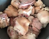 Foto langkah ke 1 dari resep Cukiok kecap (kaki babi) - non Halal.