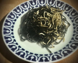 Foto del paso 4 de la receta: Spaghetti al nero di seppia con gulas all'aglio
