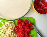 Une image de l'étape 2 de Gâteau magique framboises chocolat blanc.