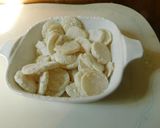 A picture of step 2 of Water chestnut chips and masala curry.