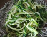 Foto del paso 2 de la receta Nidos de calabacín con gulas y champiñones