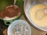 Bizcocho con chocolate, frutos y frutas, secos