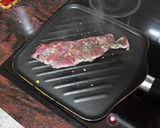 Foto del paso 3 de la receta: Entrecot a la plancha con papas arrugás y mojo de pimiento