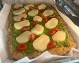 Foto del paso 6 de la receta: Pizza de coliflor con pesto de espinacas estilo caprese