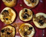 Foto del paso 3 de la receta: Manzanas asada al horno con granola, miel y licor de café😋