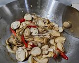 Foto langkah ke 4 dari resep Tumis Jamur Merang.