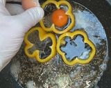 A picture of step 3 of "Yellow Flower" Fried Eggs🌼🌼🌼.