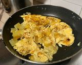 A picture of step 6 of Fried egg with potato.