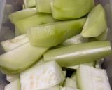 Hình bước làm 1 của món Cơm nhà với cánh tỏi gà kho nước dừa, su su và bầu luộc, canh rau ngót thịt mọc