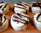 Foto del paso 6 de la receta: Alfajores cubiertos de chocolate blanco