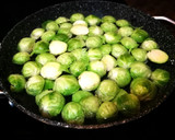 Foto del paso 1 de la receta: Coles de Bruselas al horno a dos quesos y especias