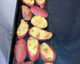Une image de l'étape 5 de Pommes de terre grillées ail piment basilic.