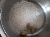 ઠંડું ઇલાયચી દૂધ (Chilled Elaichi Milk Recipe In Gujarati)