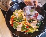 Foto langkah ke 4 dari resep Tumis Kembang Tahu Campur Sayur.