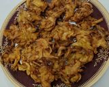 A picture of step 4 of Piyaz ke Pakoray/ onions fritters.