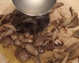 Foto del passaggio 5 della ricetta Tagliatelle strapazzate ai funghi