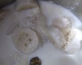 A picture of step 3 of Banana milkshake.