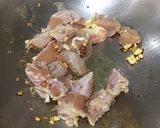 รูปขั้นตอนการทำที่ 2 ของ ไก่กระเทียมนุ่มๆหมักน้ำมันงา