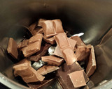 Foto del paso 1 de la receta: Turrón de chocolate con conguitos negros