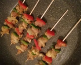 Foto del paso 3 de la receta: Ensalada compuesta con brochetas de pollo