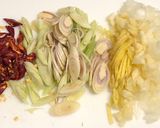 Hình bước làm 1 của món Gà xào sả ớt