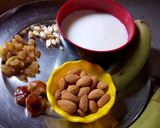 আমন্ড বনানা স্মুদি(Almond banana smoothie recipe in Bengali) রেসিপির ধাপ 1 ছবি