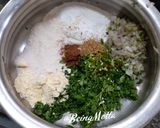 A picture of step 2 of Spinach Thalipeeth.