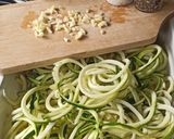 Une image de l'étape 1 de Spaghetti de courgettes, feta et tomates cerises.