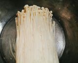 Hình bước làm 1 của món Thịt nạc dăm cây cuộn nấm áp chảo