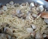 Foto del paso 4 de la receta: Espaguetis al pesto con almejas