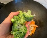 A picture of step 4 of Stir fried broccoli, carrot and prawns with mixed jasmine rice and riceberry 🦐 🥕 🥦.
