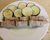 Foto del paso 8 de la receta: Brochetas de pollo con calabacín al horno