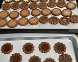 Foto del passaggio 14 della ricetta Biscotti gioiello al cacao