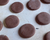Foto del paso 3 de la receta: Alfajores de chocolate rellenos con dulce de leche y Nutella😜