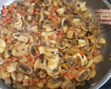Foto del paso 3 de la receta: Revuelto de champiñones huevos y chorizo🍄🥚