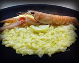 Foto del passaggio 6 della ricetta Risotto con succo di clementine, scampi e limone caramellato