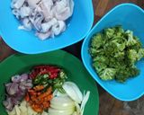 Foto langkah ke 1 dari resep Tumis Cumi Brokoli Lada Hitam.