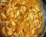 A picture of step 3 of Kaju mushroom curry.
