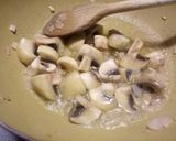 A picture of step 2 of Bread and mushroom sauce.