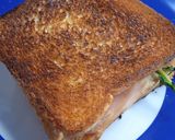 Foto del paso 3 de la receta: Sándwich tostado de jamón, queso y rúcula en sartén