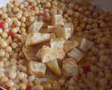 Foto del paso 4 de la receta Garbanzos con patatas y huevos fritos al pimentón picante