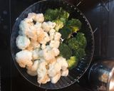Foto del paso 3 de la receta Brócoli y coliflor con bacon y queso al horno